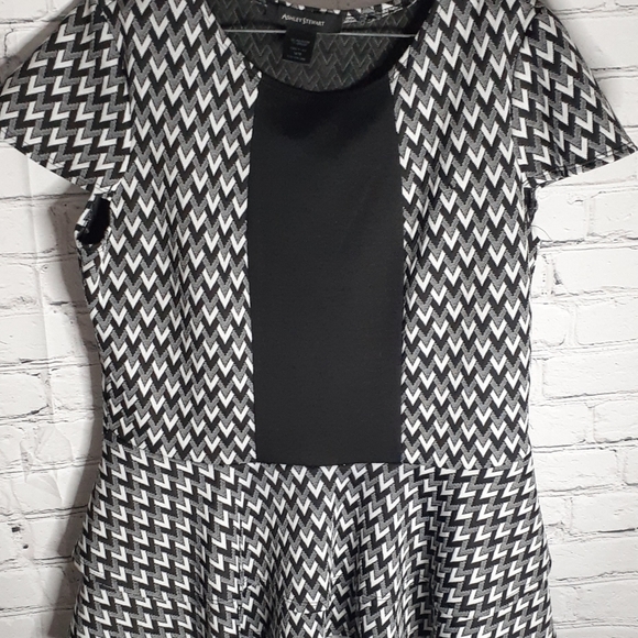 Ashley Stewart 14/16 White & Black Peplum Top - Picture 1 of 4